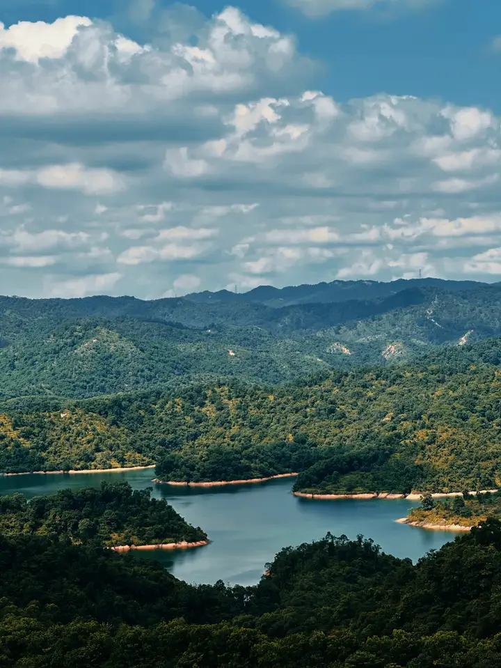 云层、群山与湖水构成的自然风景